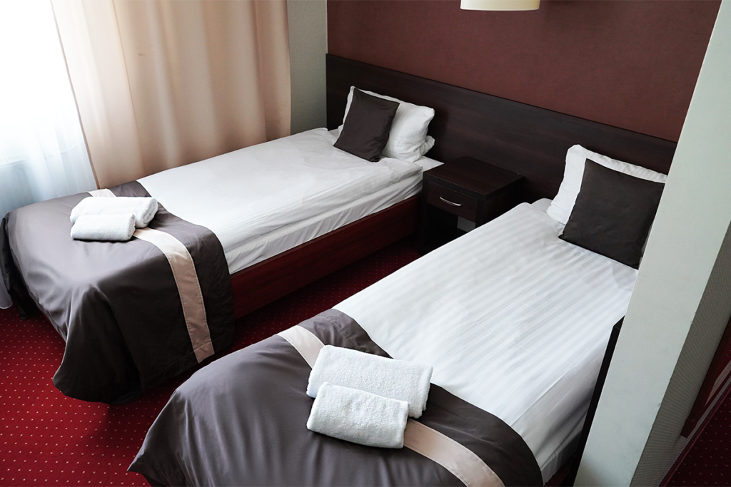 widok na czteroosobowy pokój w bydgoskim hotelu maraton z dwoma lozkami jednoosobowymi