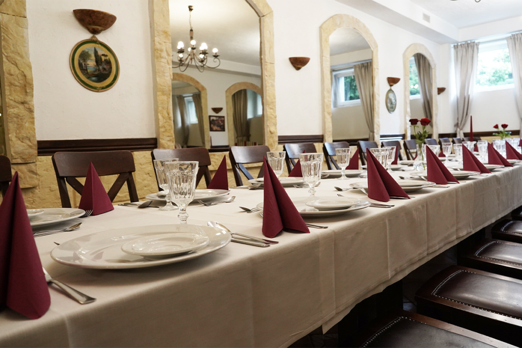 zastawiony kieliszkami, sztućcami i talerzykami stół w restauracji maraton w bydgoszczy
