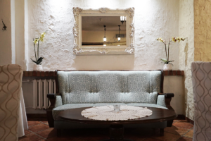 Kanapa do siedzenia w hotelu maraton